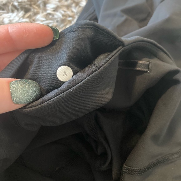 EUC! Lululemon capris 4 - Picture 5 of 9